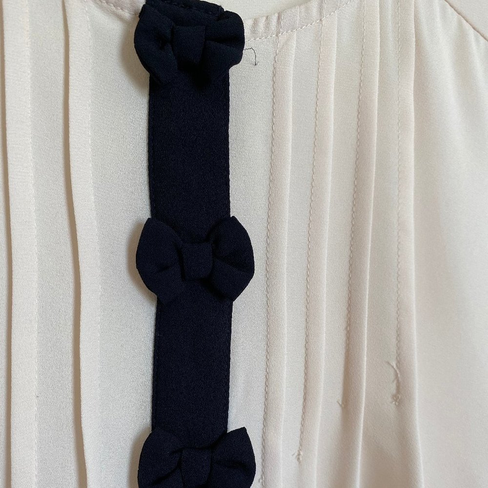 Bow Button Top - Picture 3 of 4
